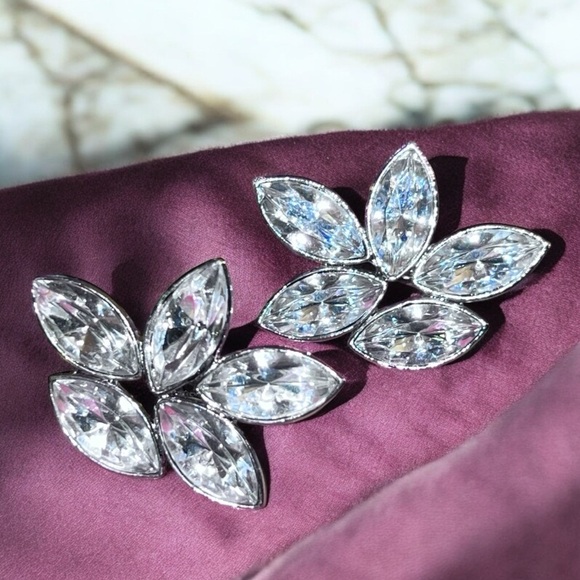 Vintage Silver Crystal Rhinestone Cluster Flower Clip On Silver Tone Earrings - Picture 1 of 2